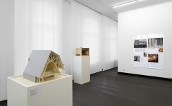 Ausstellungsansicht, Lichtzauber und Materialität, 2014